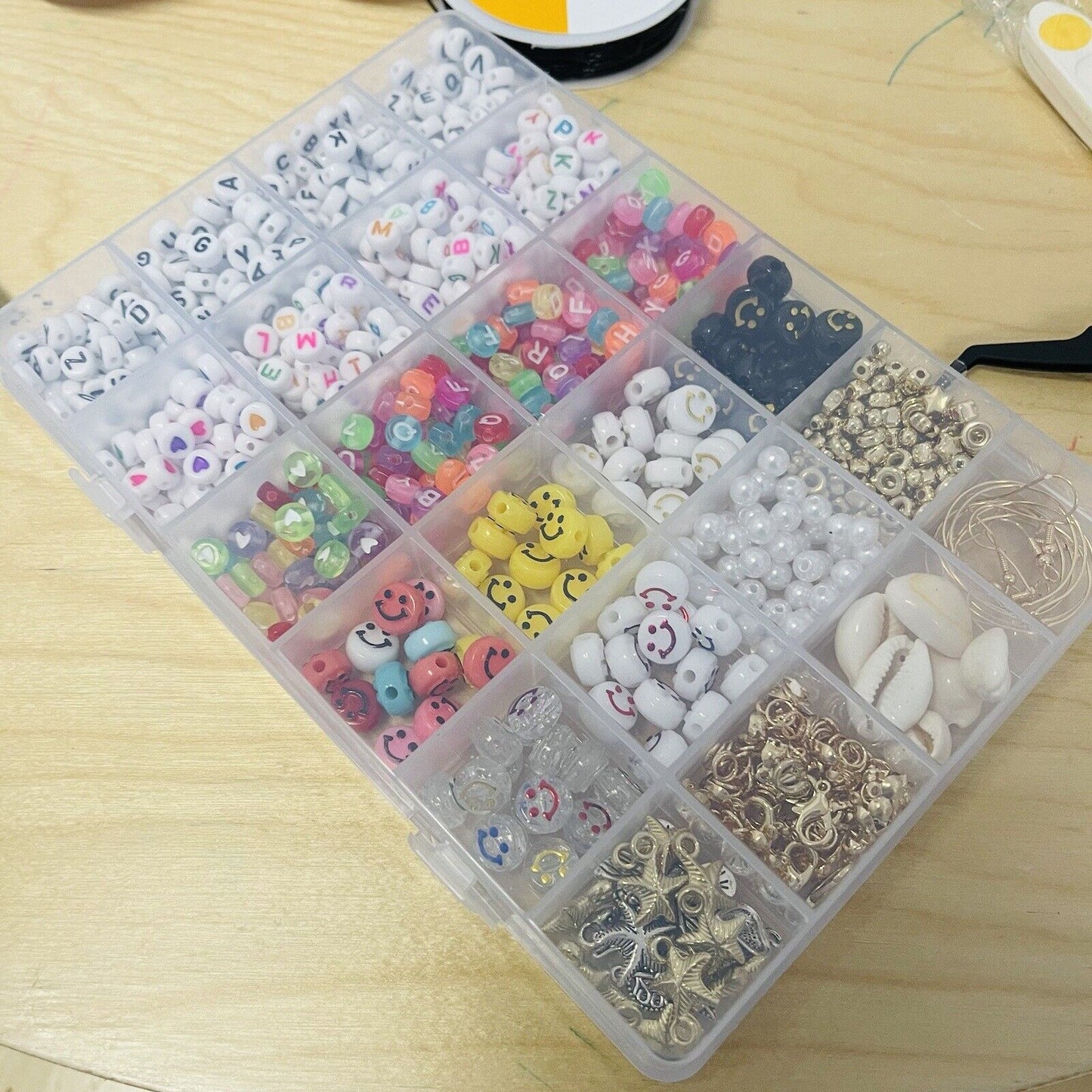 7200 Clay Beads Bracelet Making Kit,24 Colors Spacer Flat Beads for Jewelry Maki