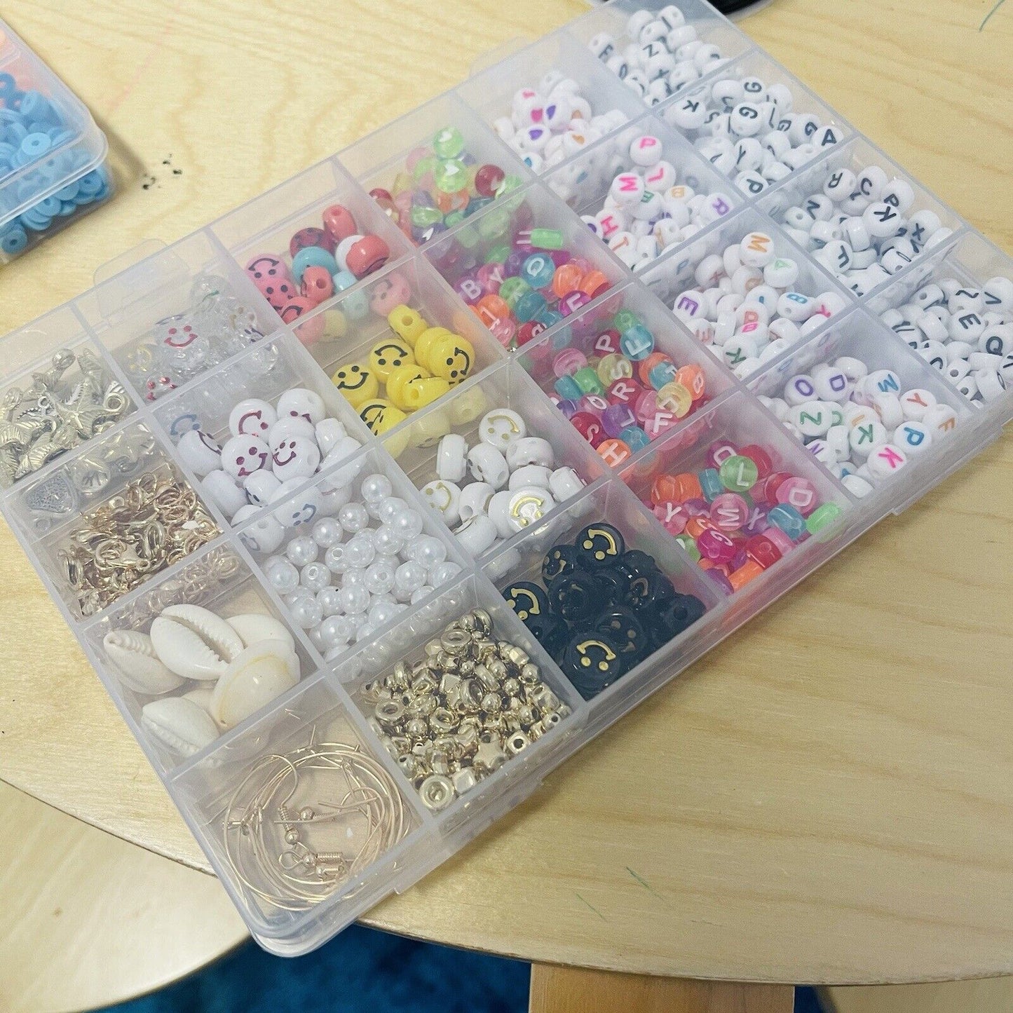 7200 Clay Beads Bracelet Making Kit,24 Colors Spacer Flat Beads for Jewelry Maki