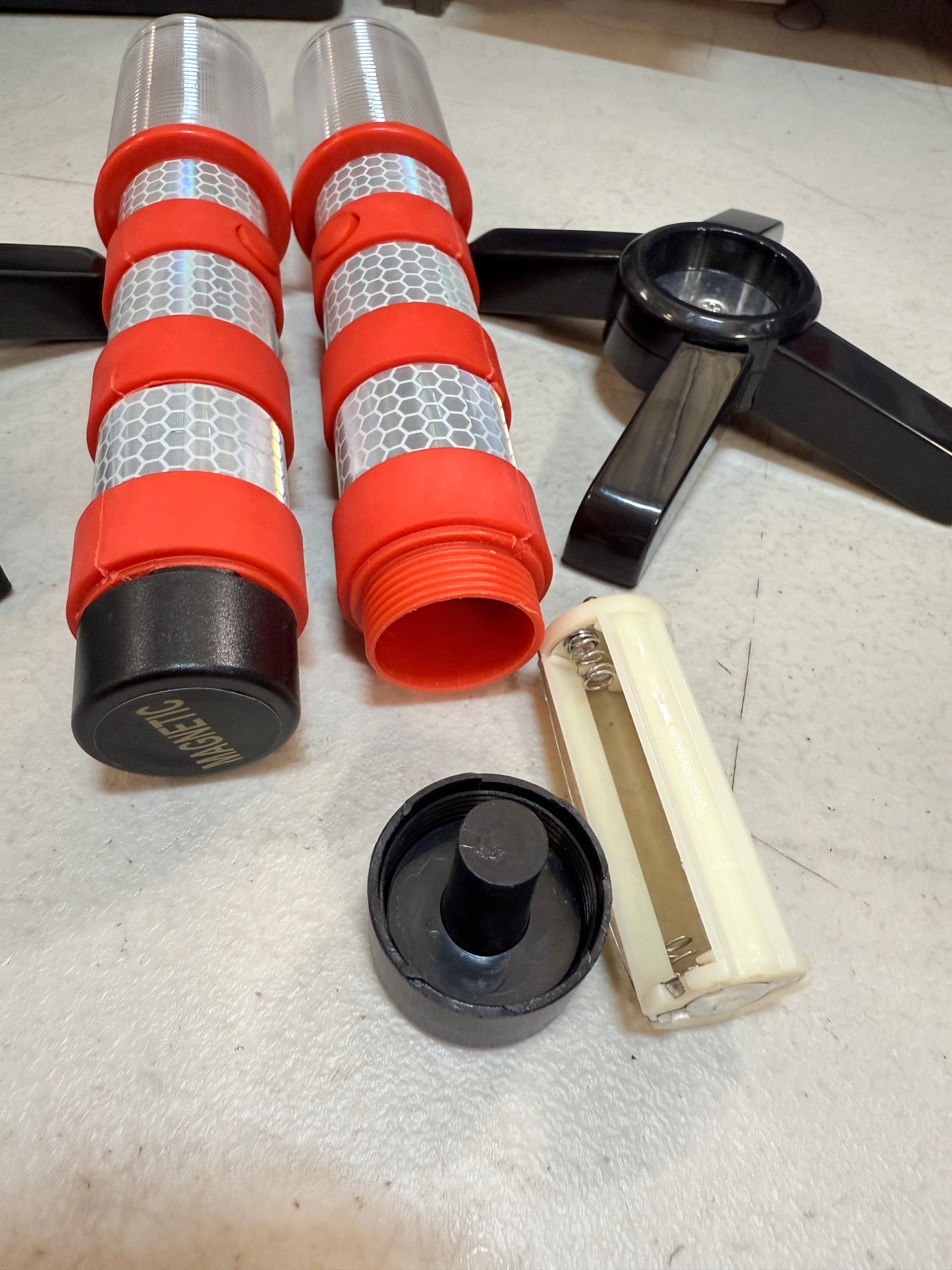 Emergency Roadside Flares Kit LED Safety Strobe Road Warning Light Highway Beacon Alert Flare with Magnetic Base, Detachable Stand, Solid Storage Case